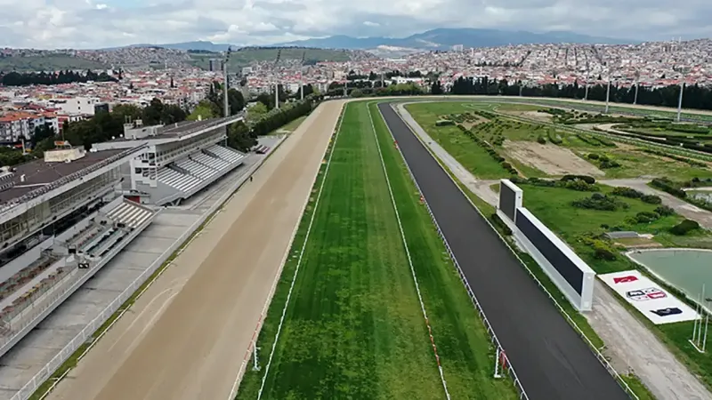 İzmir'de O Hipodromda Neler Oluyor? Piknik ve Atlar Bir Arada!