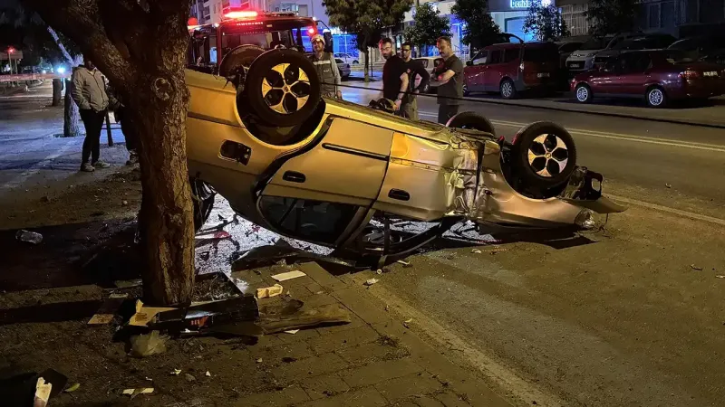 İzmir Konak'ta Feci Kaza! Otomobil Direğe Çarparak Takla Attı!