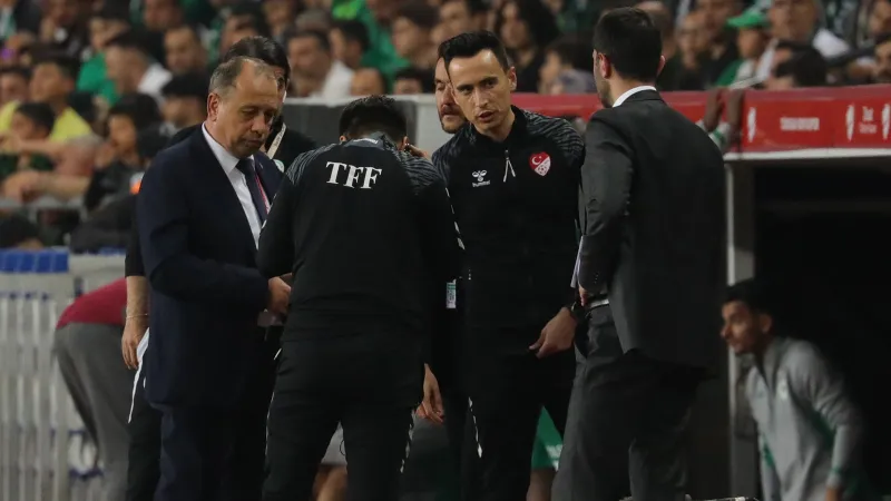 Hakem Taşkınsoy Hastaneye Kaldırıldı! Konyaspor-Galatasaray Maçında Neler Oldu?