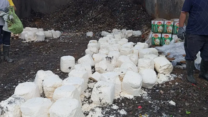 İzmir'de Şok Baskın! 7 Ton Küflü Peynir İmha Edildi!