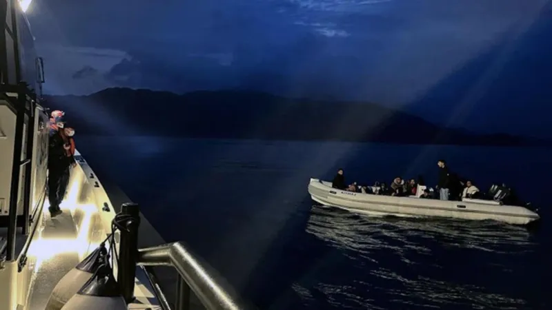 Marmaris'te Dram! Lastik Botta Ölüm Kalım Savaşı: 12 Göçmen Kurtarıldı