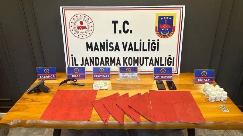 Manisa'da Şok Baskın! A4 Kağıdına Uyuşturucu Zerk Etmişler!