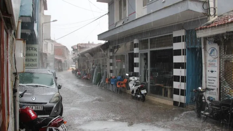 Manisa'da Şok! Dolu Felaketi: Caddeler Göl, Araçlar Sular Altında!