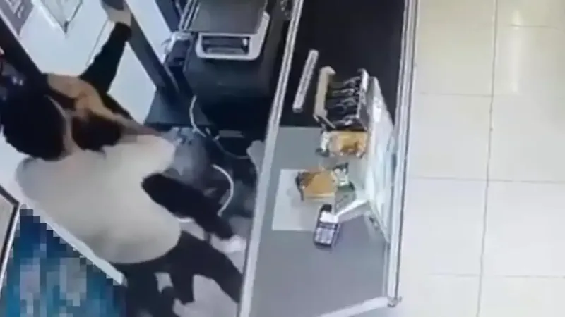 Markette Şiddet! Kadın Çalışana Müşteri Önünde Dayak Şoku