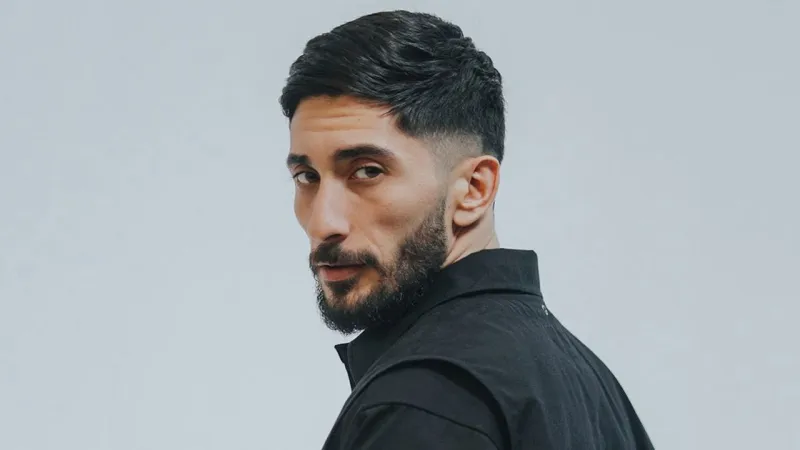 Mehmet Elmas'tan Yeni Şarkı! Kalsaydın Bari Sözleri Olay Oldu!