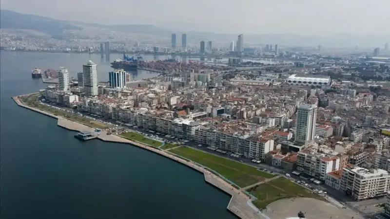 İzmir'de Hava Alarmı! 30 Derece Sonrası Şiddetli Yağış Şoku