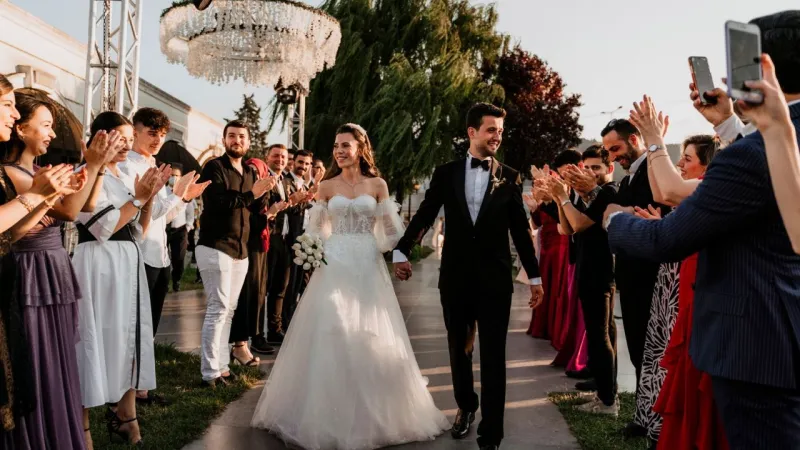 Mini Düğün Modası mı? İzmir'de Yeni Trend Tartışma Yarattı!