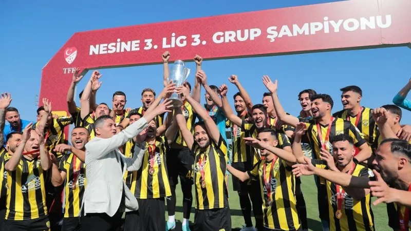 Aliağa FK'dan Tarihi Başarı! Namağlup Şampiyonluk Kupası Kaldırıldı