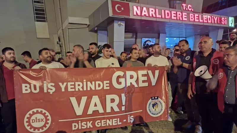 Narlıdere'de Grev Alarmı! İşçilerden Şok Eylem: Belediye Binasına Ne Yazdılar?