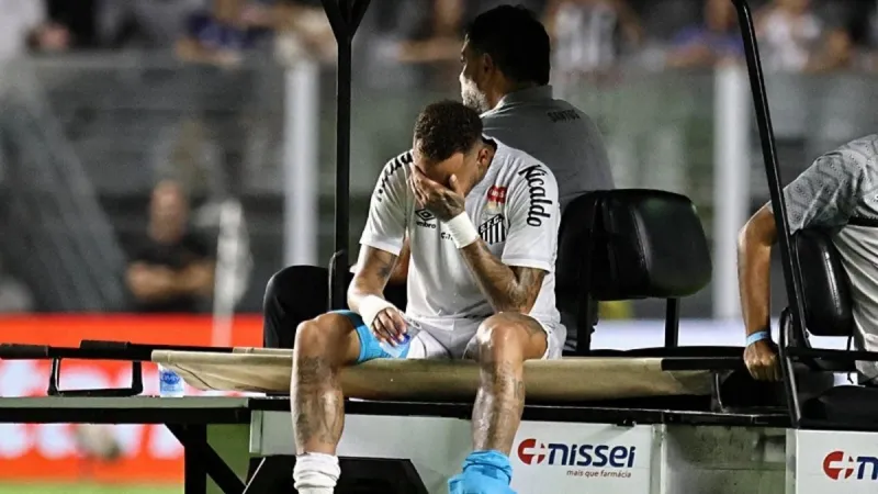 Neymar'a Ne Oldu? Yıldız Futbolcu Gözyaşlarıyla Sahayı Terk Etti!
