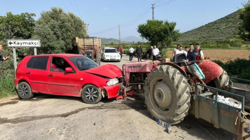 Ödemiş'te Feci Kaza! 4 Yaralı, Traktör ve Otomobil Çarpıştı!