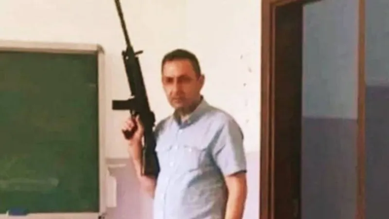 Okulda Tüfek Şoku! Müdür Yardımcısına Soruşturma