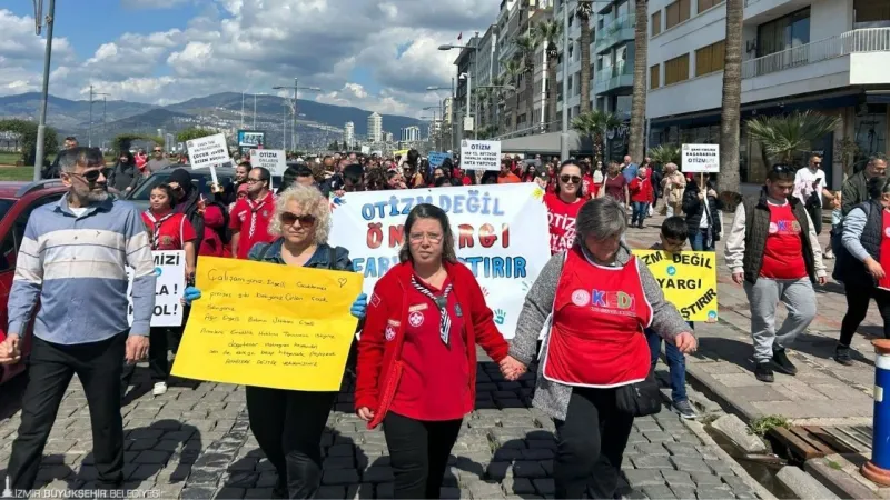 İzmir'de Otizme Mavi Dokunuş! Farkındalık Yürüyüşüyle Ses Getirdiler