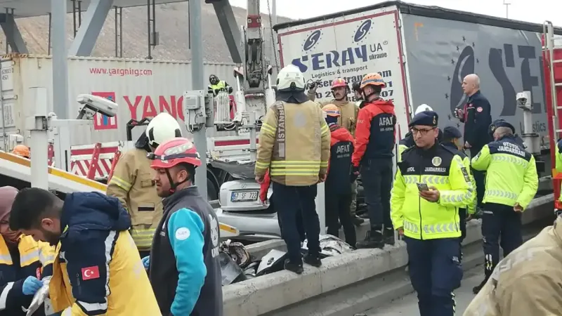 Feci Kaza! Otomobil TIR'ın Altında Kaldı: 4 Ölü!