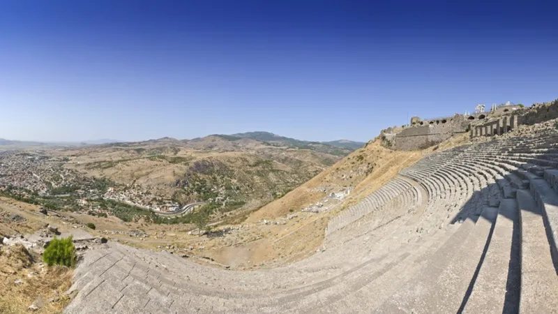 Pergamon Antik Kenti 2025: Giriş Ücreti Şaşırttı! Nasıl Gidilir?