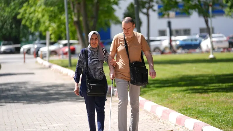 Anne Yüreği: Görme Engelli Oğlunu 39 Yıldır Bir An Bile Yalnız Bırakmadı!