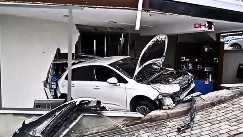 Sancaktepe'de Feci Kaza! Otomobil Dükkanı Bastı! Şok Detaylar