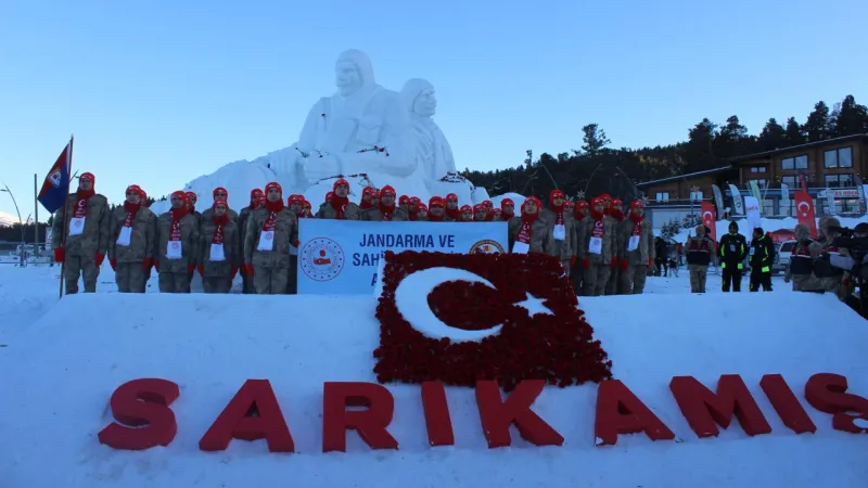 Sarıkamış'ta Duygusal Anlar: Kardan Heykellerle Anma Töreni!