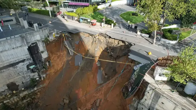 Sarıyer'de Korkunç Anlar: Yol Çöktü, Doğalgaz Patladı!