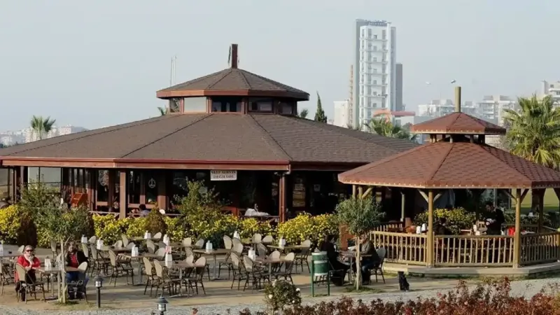 İzmir'de Yok Böyle Fiyat! Halk Akın Akın Bu Kafeye Koşuyor!