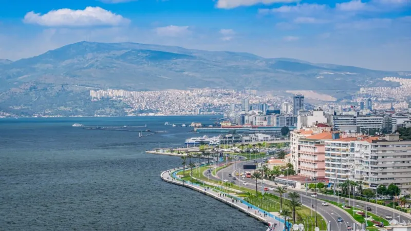 İzmir'de Şaşırtan Anket Sonucu: Atatürkçülük Mü, Dindarlık Mı?