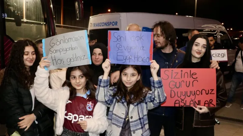 Trabzonspor'un Gençleri Döndü! O Havaalanı Karşılama Anı!
