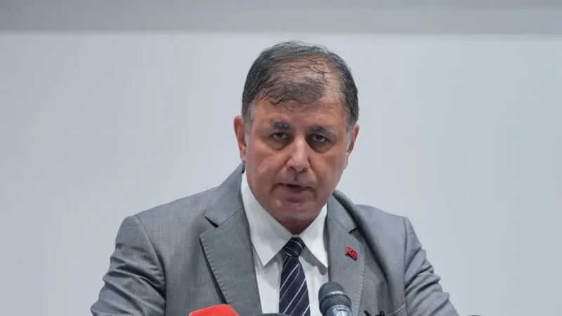 Özgür Özel'e Saldırı! Tugay'dan Şok Sözler: Etkilendi mi, Yönlendirildi mi?