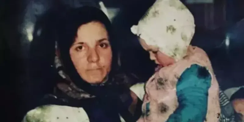 Yasemin Sakallıoğlu'ndan Nostaljik Bebeklik Fotoğrafı Sürprizi!