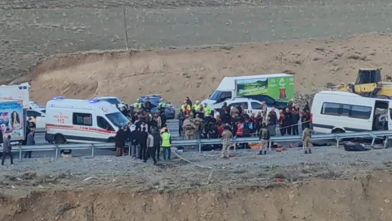 Van'da Korkunç Kaza: Ölü Sayısı Arttı! Kimlikler Belli Oldu Mu?