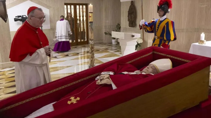 Papa'nın Veda Anı: Tabuttaki İlk Görüntüsü Şoke Etti!