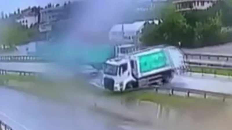 İstanbul'da Kamyon Kazası: Yağmur Az Kalsın Faciaya Neden Oluyordu!