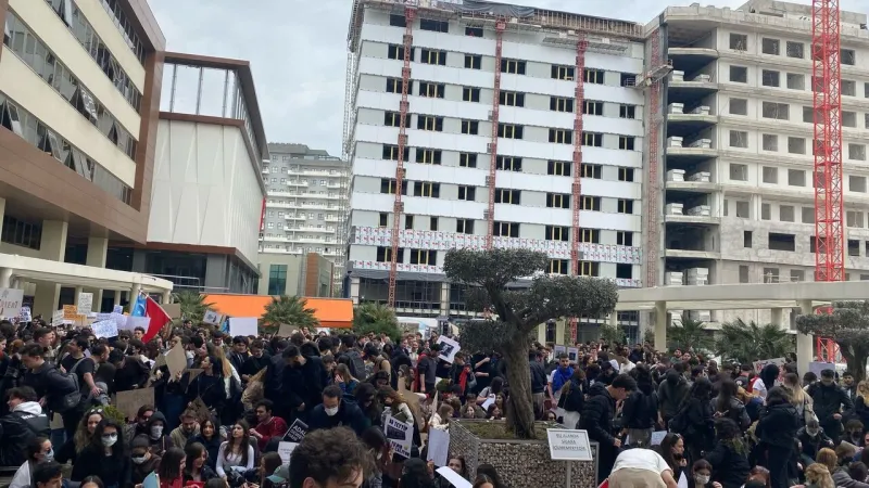 Yaşar Üniversitesi öğrencileri polis müdahalelerine karşı sesini yükseltti