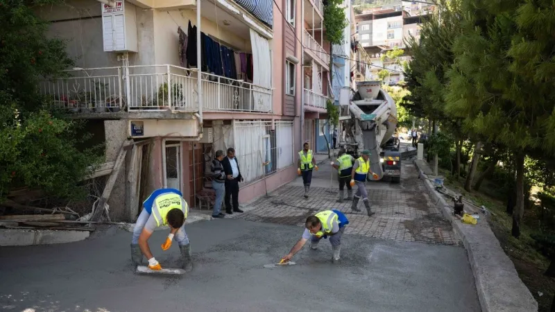 Bornova'da Yokuşlara Beton Çözüm! Yollar Yenileniyor!