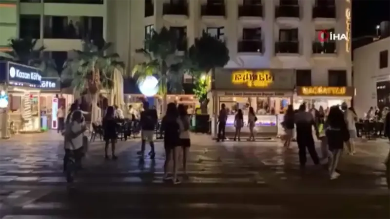 O anlar kamerada: İzmir'in turizm cennetinde ortalık karıştı