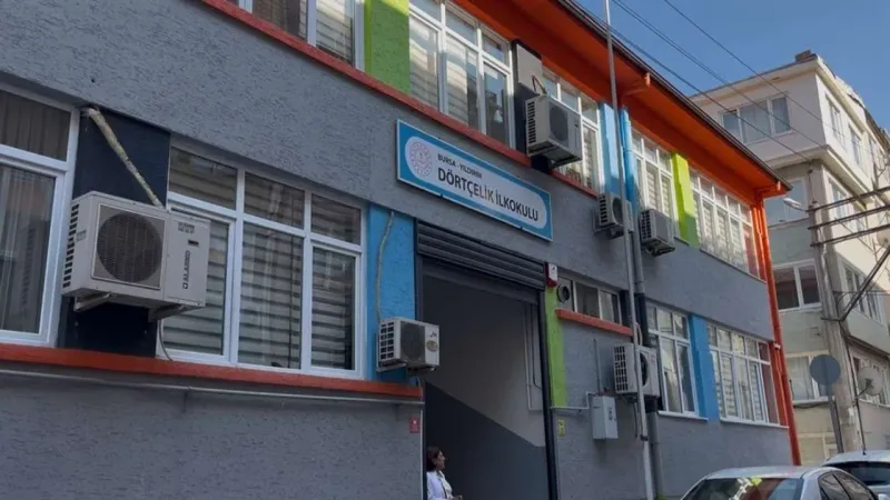 Okulda kan donduran olay: Öğrencinin parmağı koptu, ders devam etti
