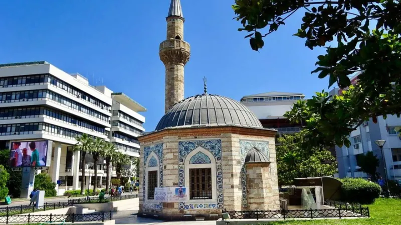 İzmir'in Sır Camiisi: Önünden Geçenler Hikayesini Bilmiyor!