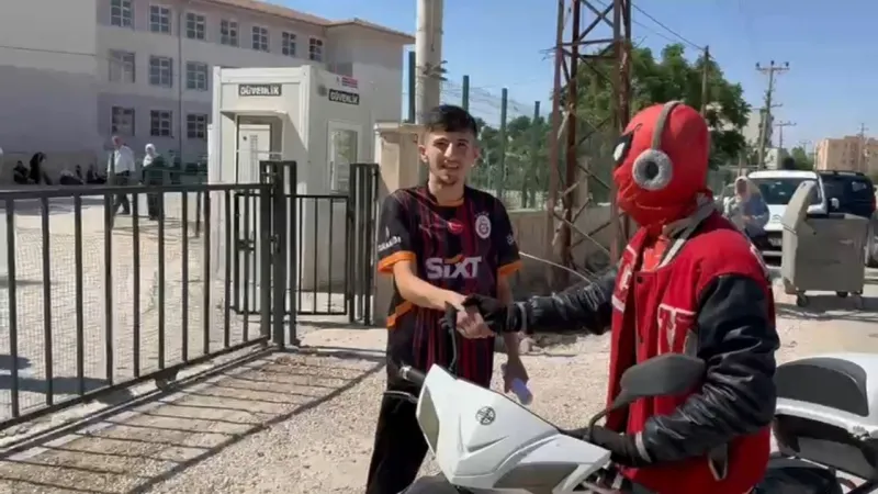 'Örümcek Adam' işbaşında: Maskeyi giydi, öğrenciyi YKS'ye yetiştirdi