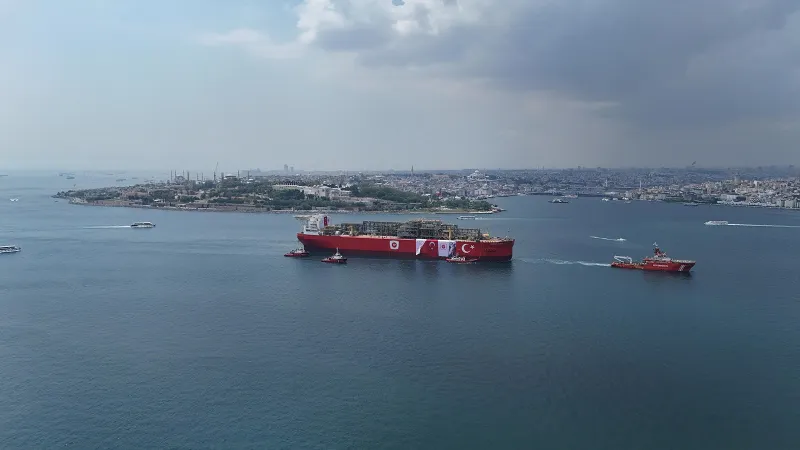 "Osman Gazi" platformunun boğazdan geçişi görüntülendi