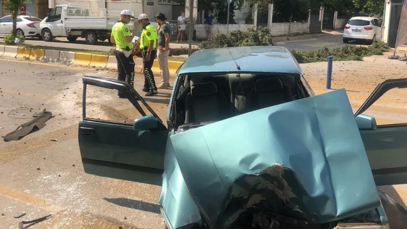 Otomobil ağaca çarptı: Biri çocuk 3 kişi yaralandı