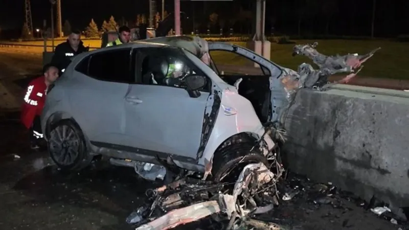 Otomobil gişelere saplandı: Asistan doktorun feci sonu