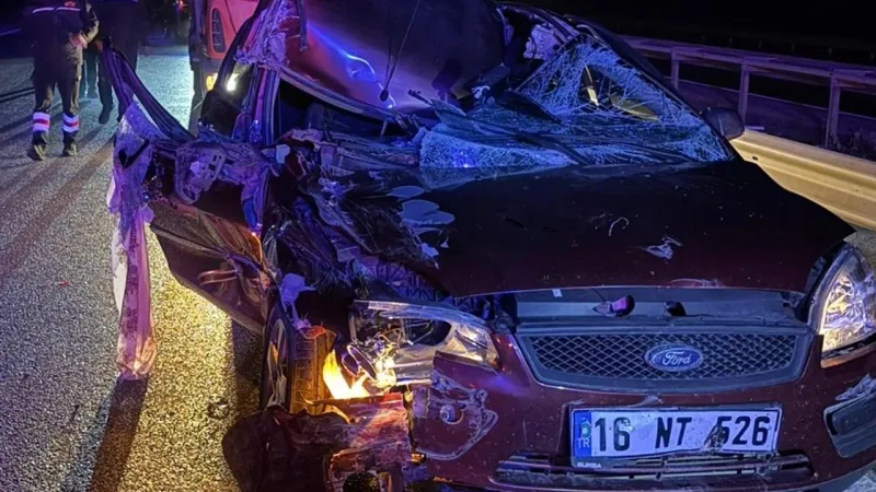 Afyon'da Feci Kaza: Otomobil Tırla Çarpıştı! 4 Yaralı