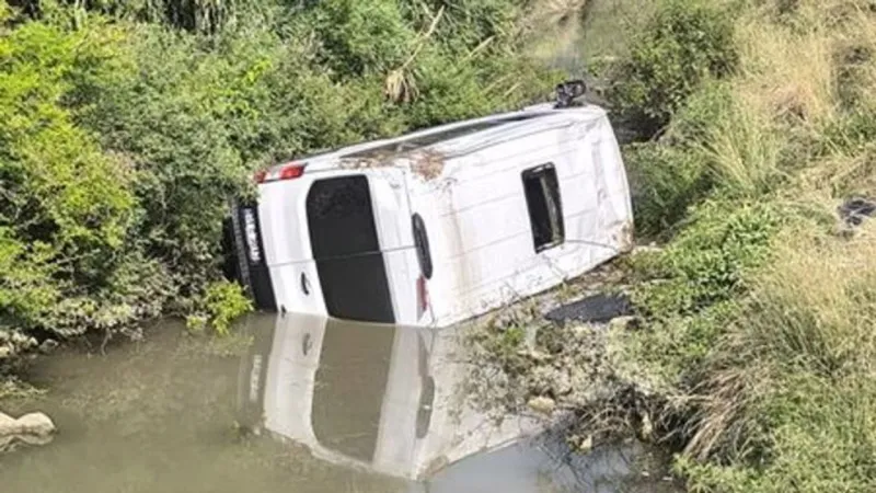 Otomobille çarpışan minibüs dereye uçtu! Yaralılar var!