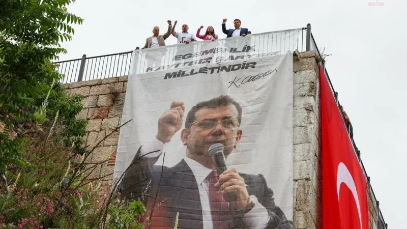 Özel’den poster yasağına tepki: Cürmünüz kadar yer yakarsınız!