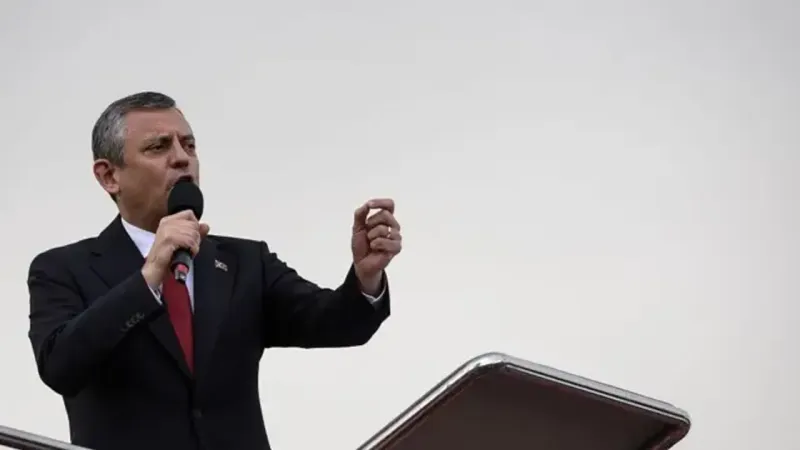 Özel’den Yeni Şafak’ın manşetine atıf: Mehmet Şimşek'e odunla vurmuşlar