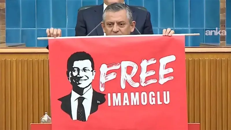 Özgür Özel, İmamoğlu'nun yasaklanan pankartını açtı: Hadi gel indir
