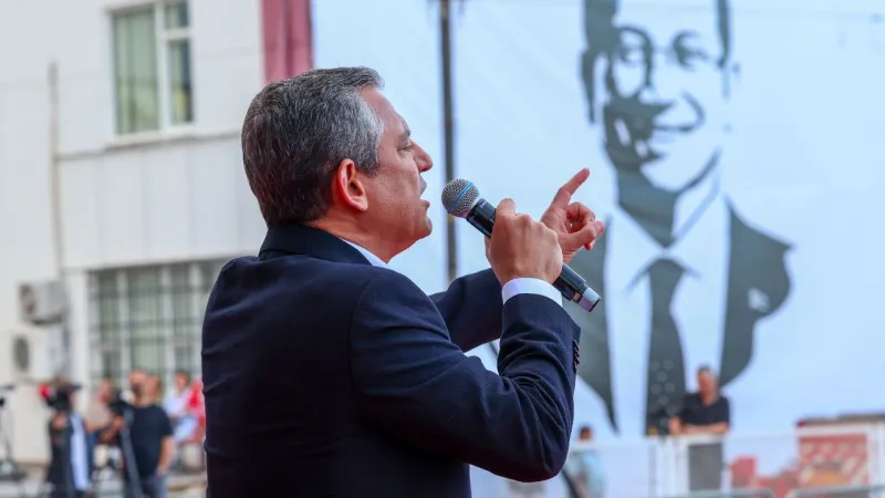 Özgür Özel’den Nazım Hikmet’e anlamlı anma: Yürüyelim arkadaşlar!