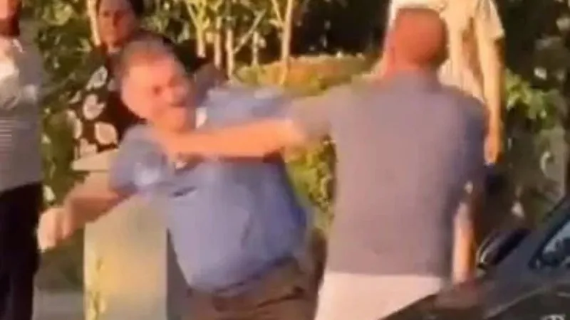 Polis ile iş insanı yumruk yumruğa kavga etti: Kameralar o anları kaydetti