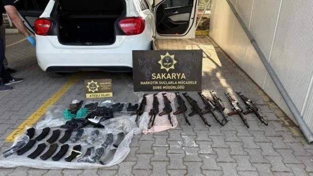 Polis memurunun aracından cephanelik çıktı