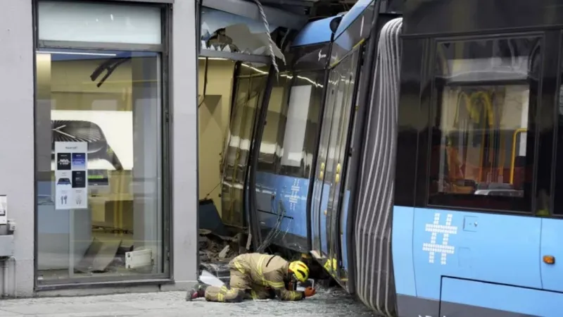 Tramvay Pizzacıya Daldı! İsveç'te Korkunç Kaza