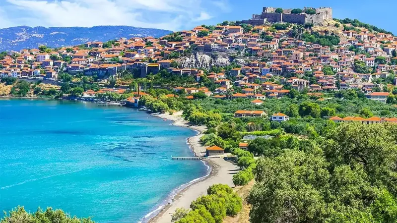 Rengarenk evleri ile denizin ortasında bir masal diyarı: İzmir'den vapurla kolayca ulaşım var